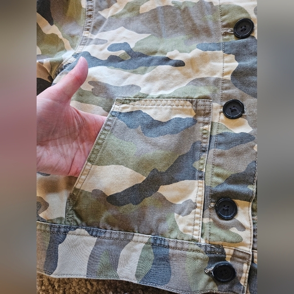 Divided Cropped Button-Front Camouflage Jacket, Size Medium - Picture 5 of 8